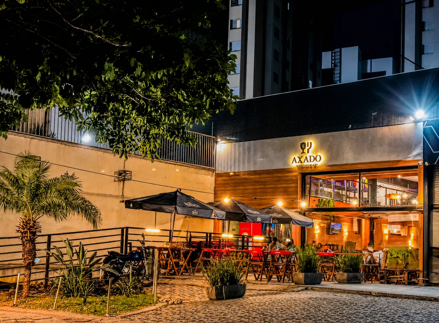 Fachada do Axado GastroBar à noite